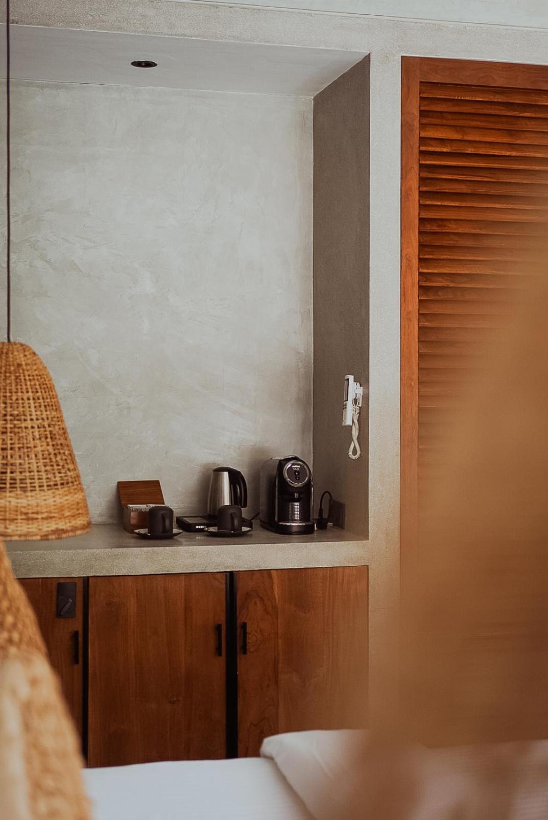 The Salty Pelican Yoga & Surf Retreat Dickwella Quarto foto